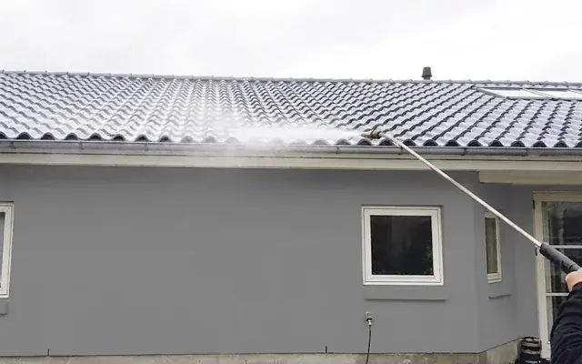 Algebehandling af et tag med en lang lanse fra jorden