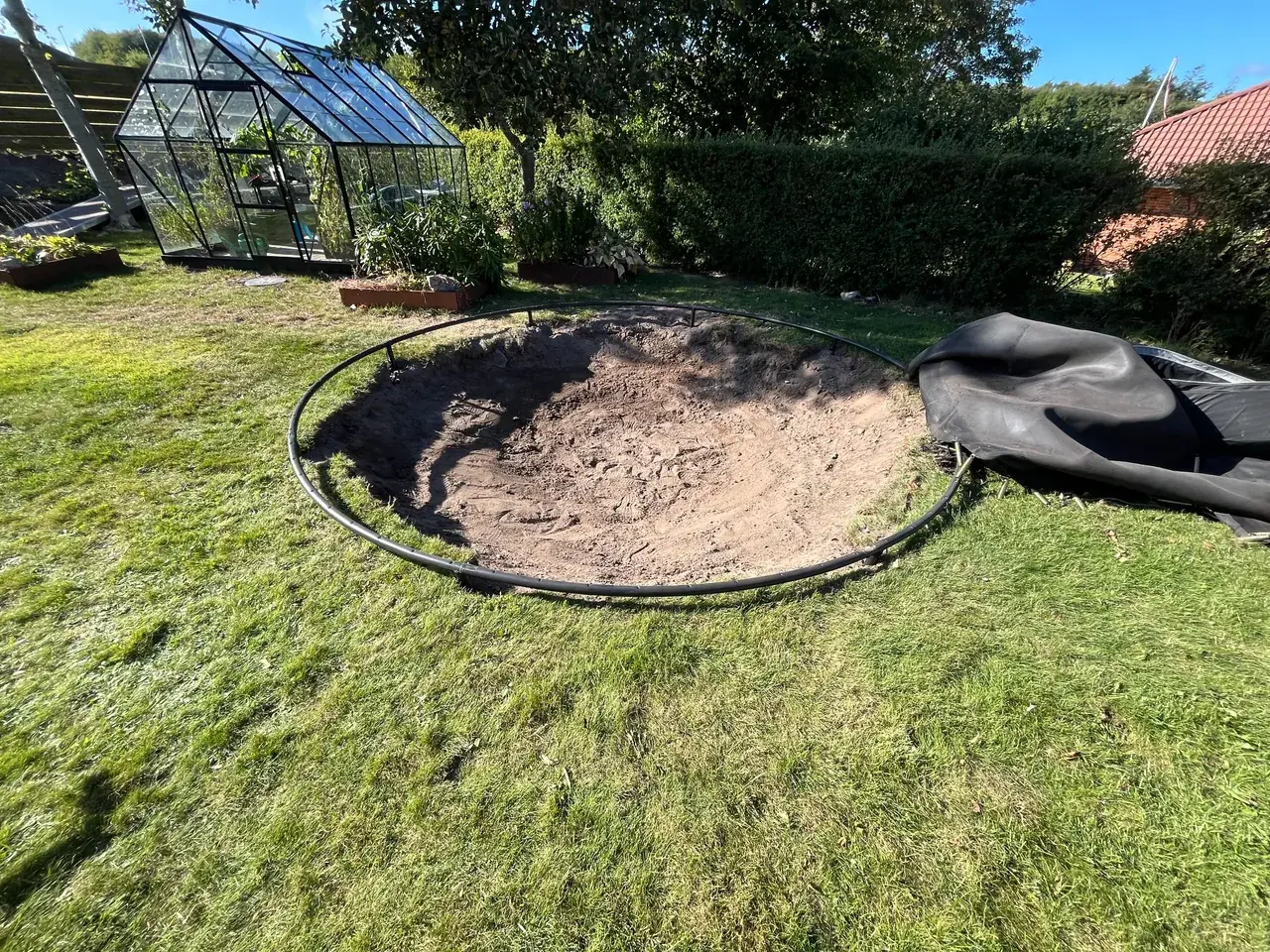 Udgravning til trampolin i haven.